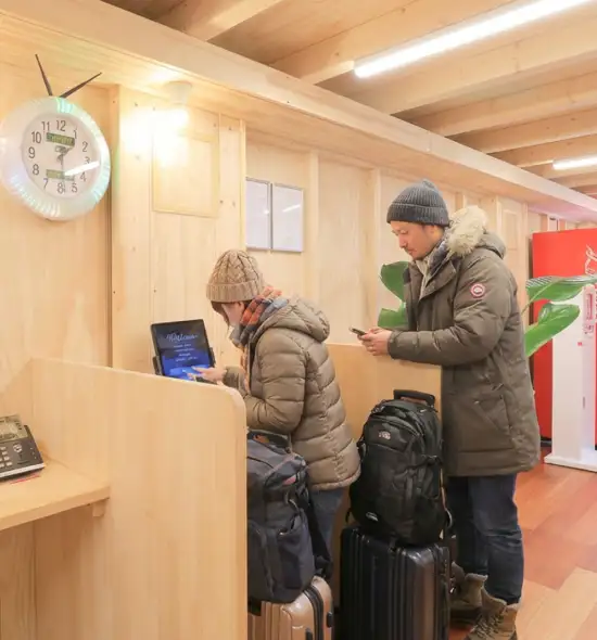 画像:チェックイン機を操作する男女