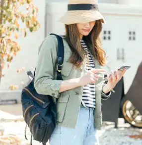 画像:スマホを操作する女性