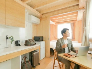 画像:客室で仕事をする男性