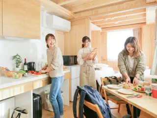 画像:客室で食事の準備をする3人の女性