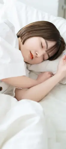 画像:ベッドで寝ている女性