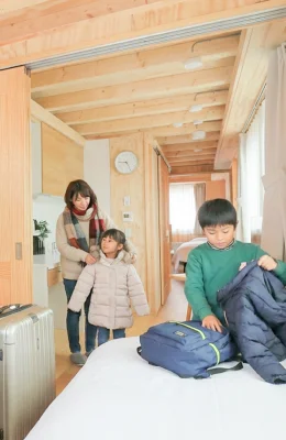 画像:客室で準備をする家族