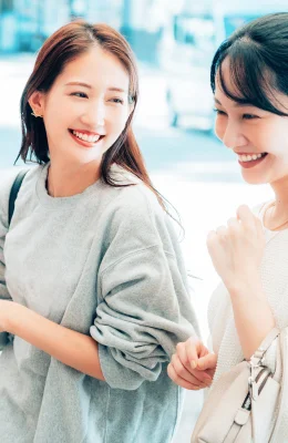 画像:二人の女性が談笑している イメージ